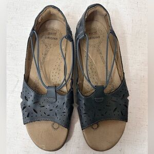 Earth Origins Navy and Beige Cut-Out Sandals